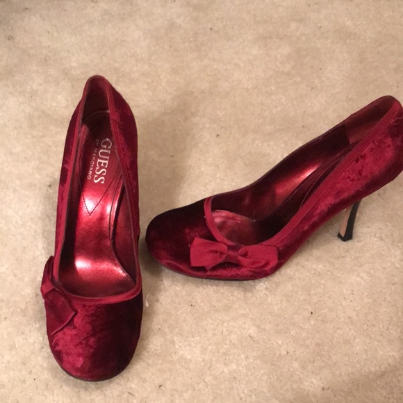Red velvet pump with side bow - Picture 2 of 4